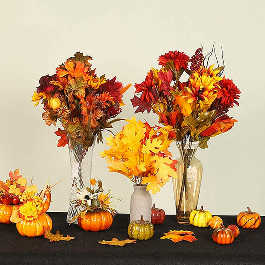 Vases décoratifs avec des feuilles pour l'automne dans la cuisine.