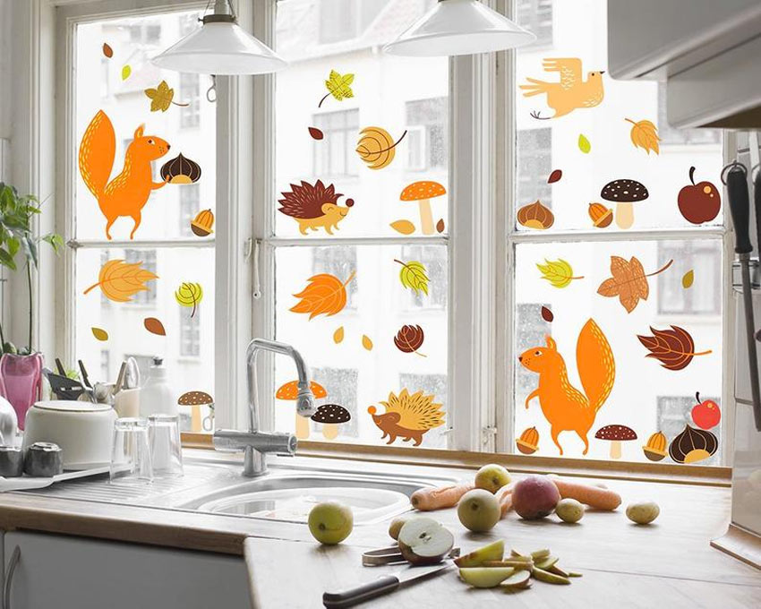 Adhésifs décoratifs sur fenêtres de la cuisine pour l'automne.
