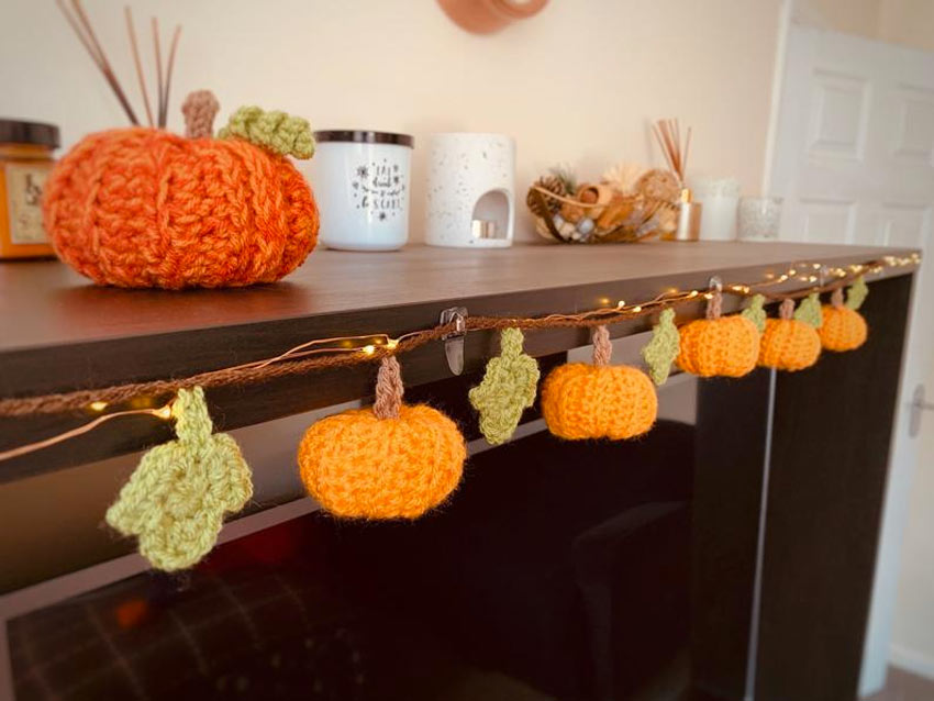 Cuisine décorée pour l'automne avec des petites citrouilles en laine.