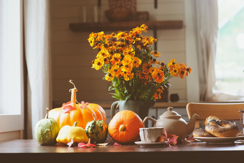 Table de cuisine décorée pour l'automne.