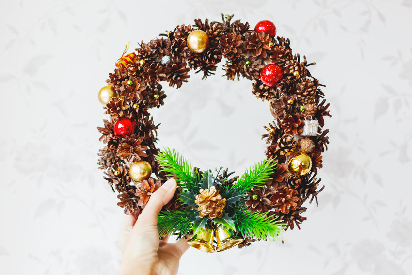 Couronne de Noël DIY avec des pommes de pin.