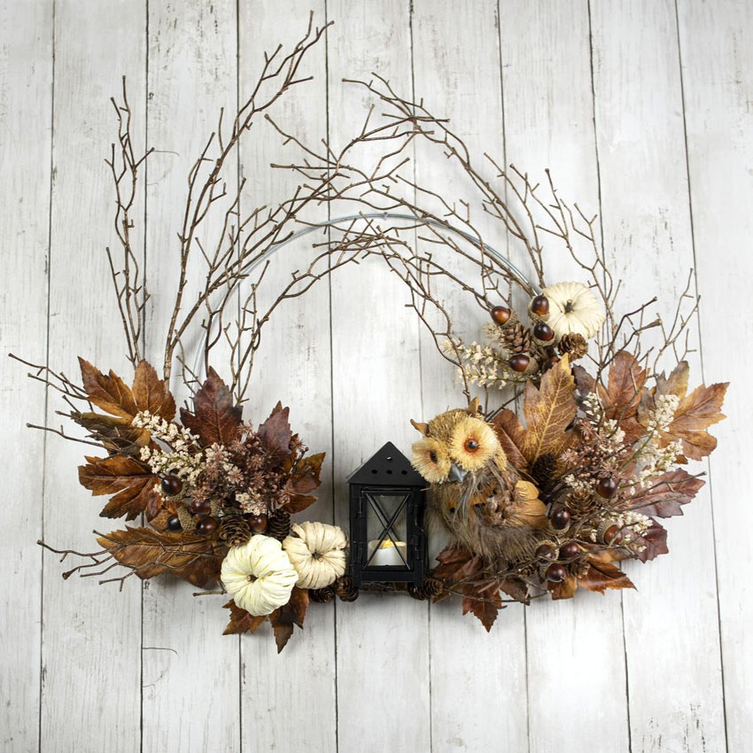 Couronne rustique avec brindilles et feuilles d'automne.