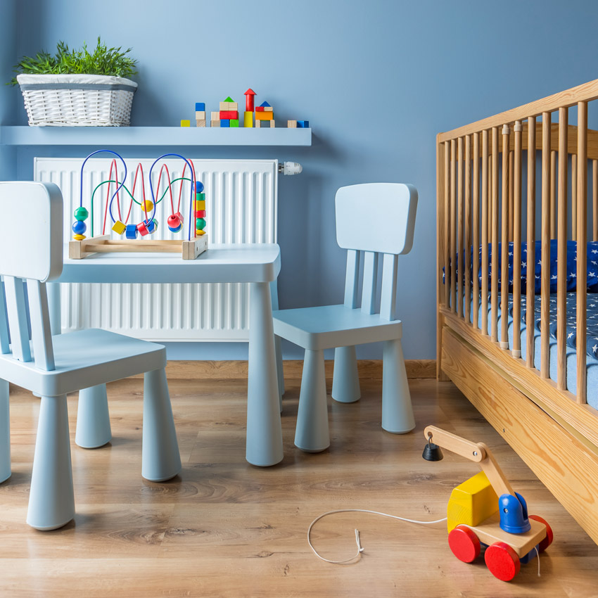 étagère au-dessus d'un radiateur, chambre d'enfants