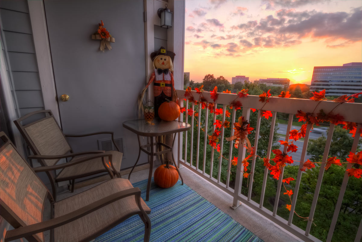 balcon décoré avec des feuilles d'automne