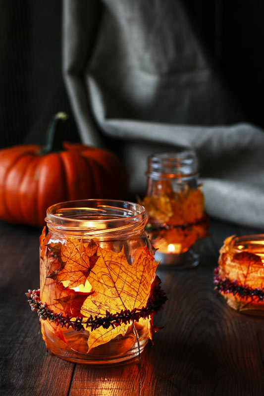 Bocaux en verre recycler avec feuilles d'automne.