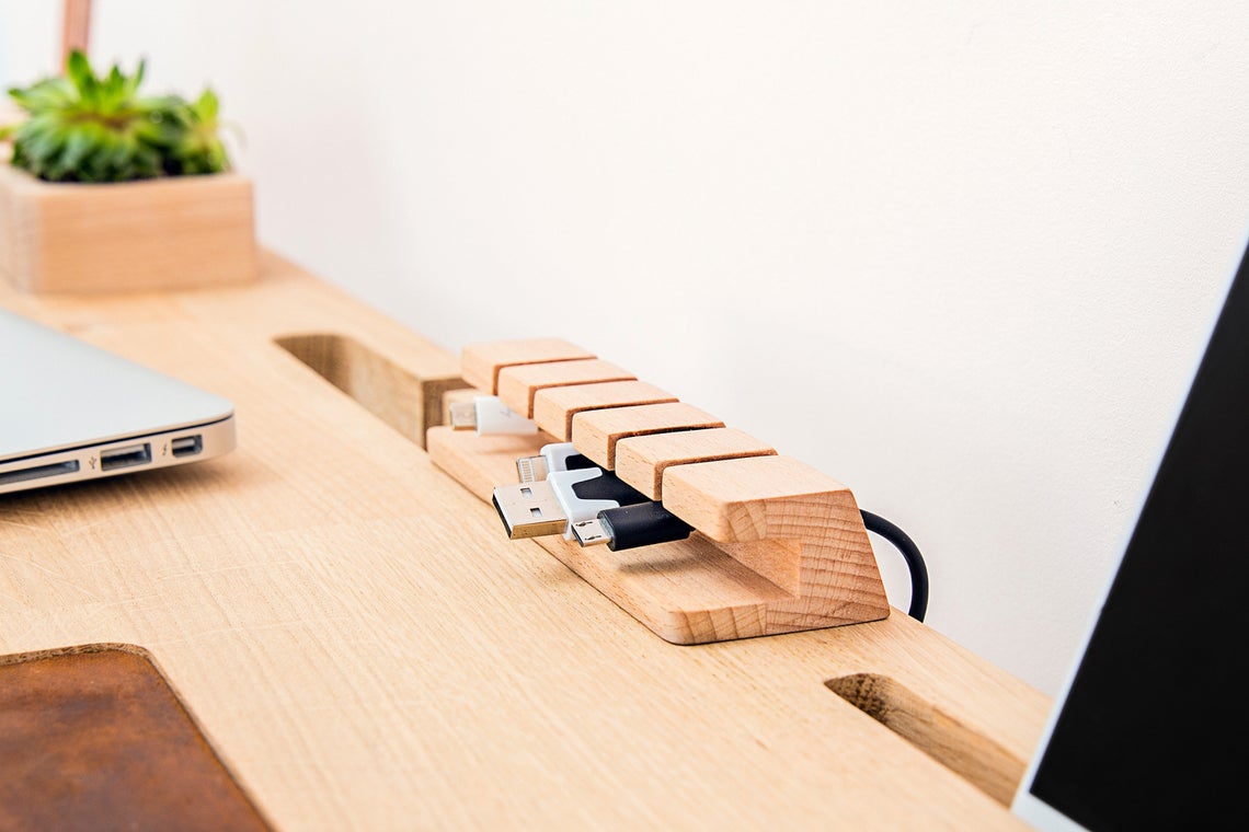 accessoires pour organiser les câbles sur le bureau