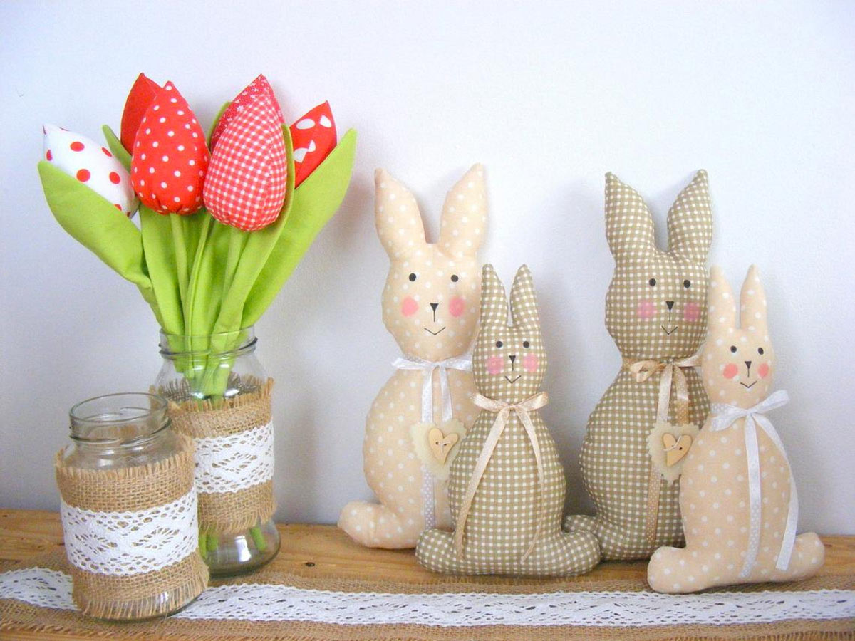 Projet artisanal inachevé de découpe de bois de lapin de Pâques en forme de  lapin de Pâques -  France