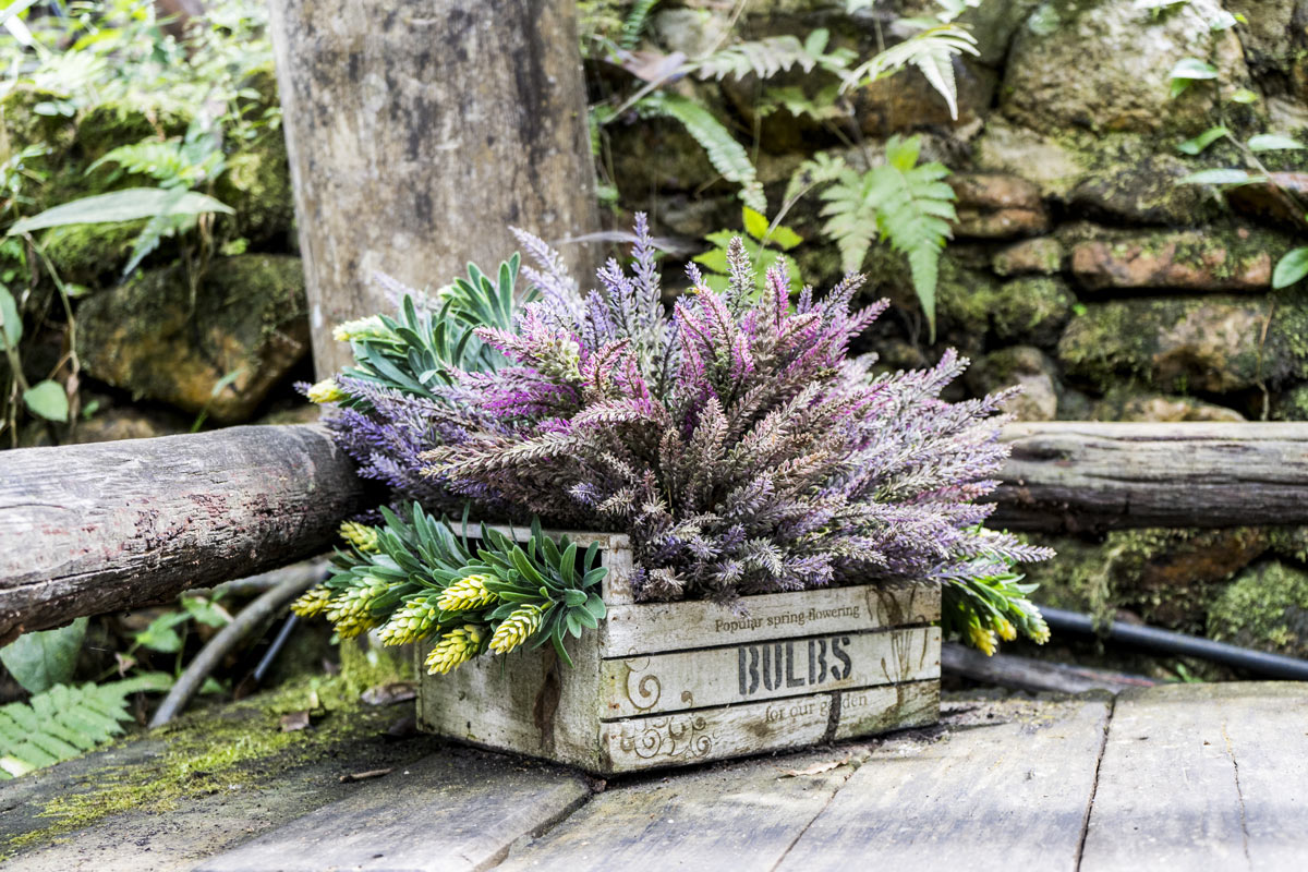 Aménager balcon et jardin avec des caisses en bois