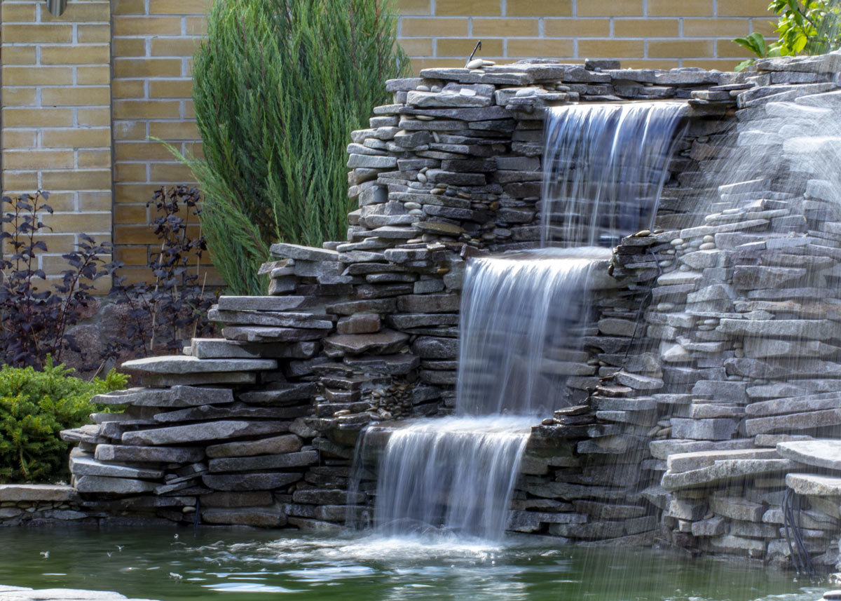 fontaine en pierre pour embellir le jardin