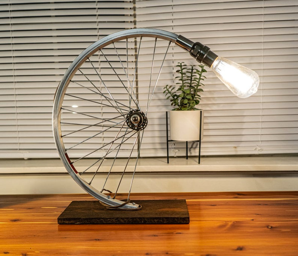 Lampe originale avec objets de récupération.