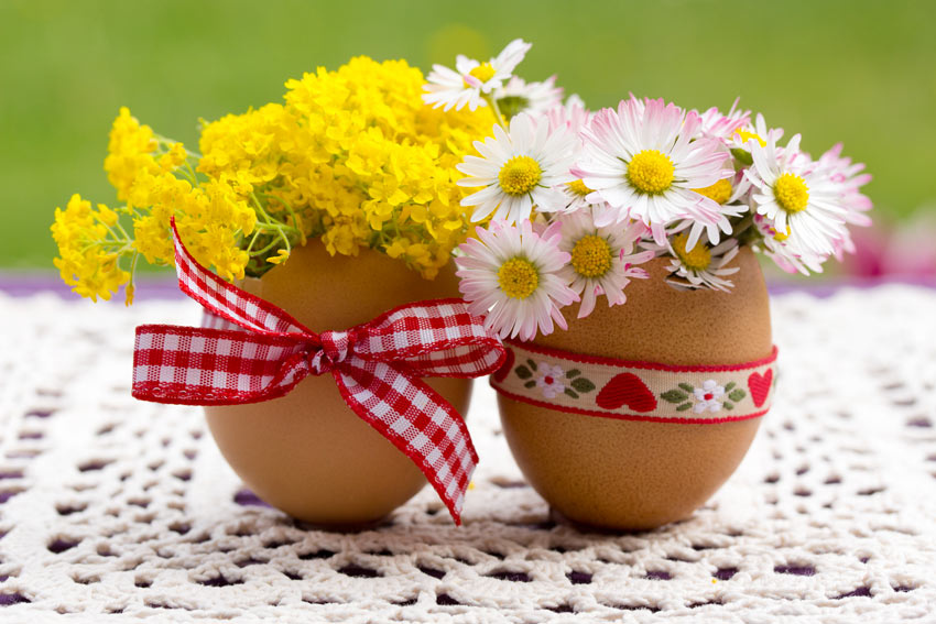 Un chocolat de Pâques Decorations-de-paques-avec-oeufs-et-fleurs-9