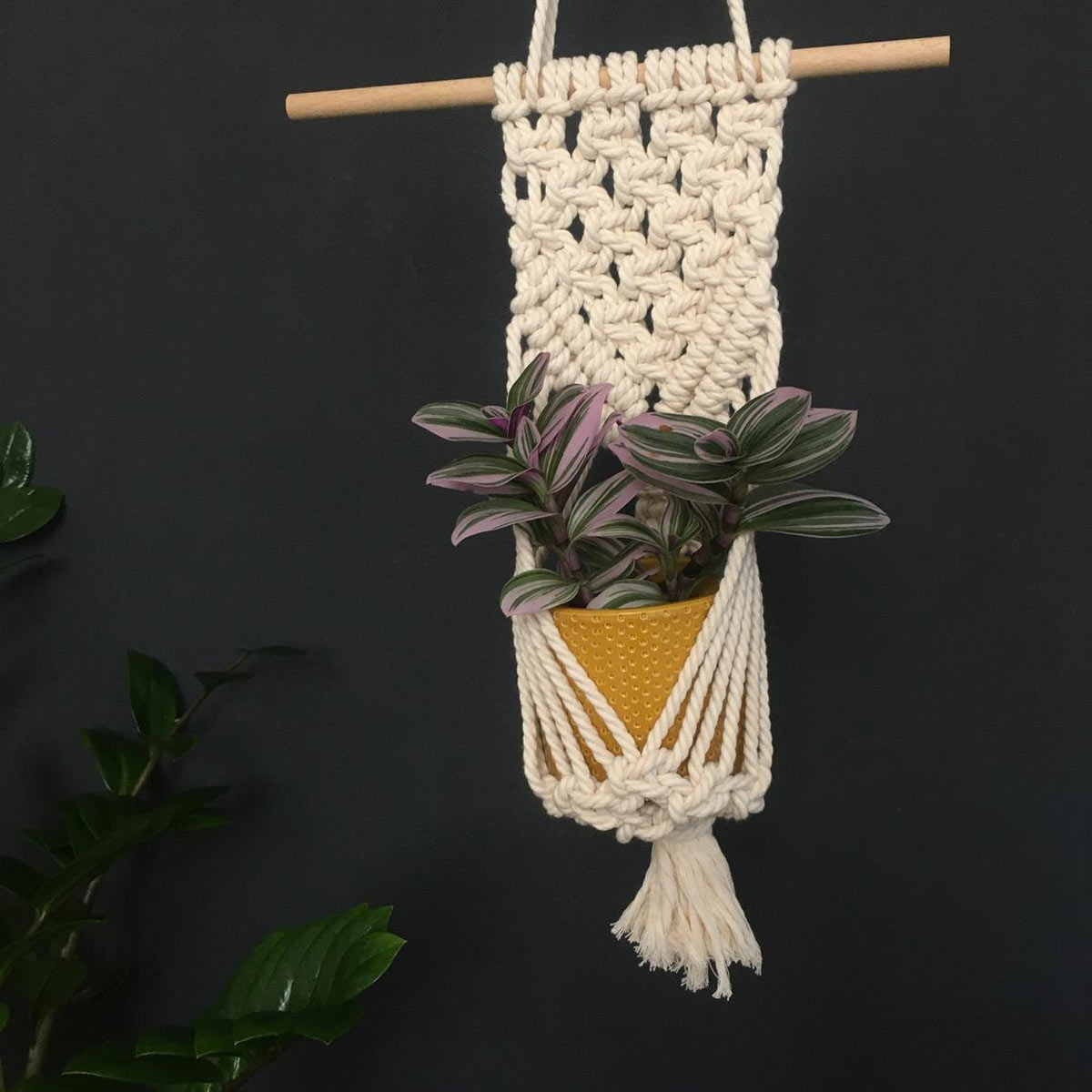 Porte-vase suspendu en macramé.