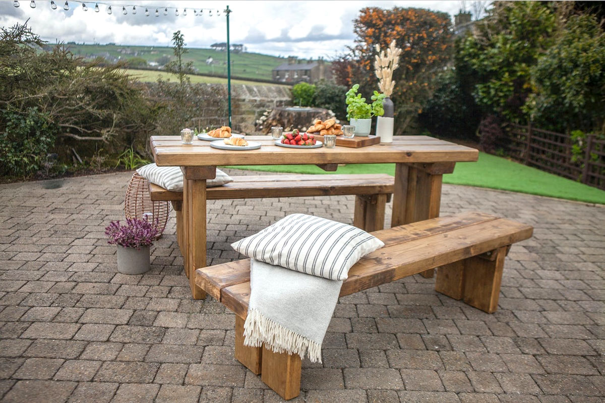 Tables de jardin en bois.