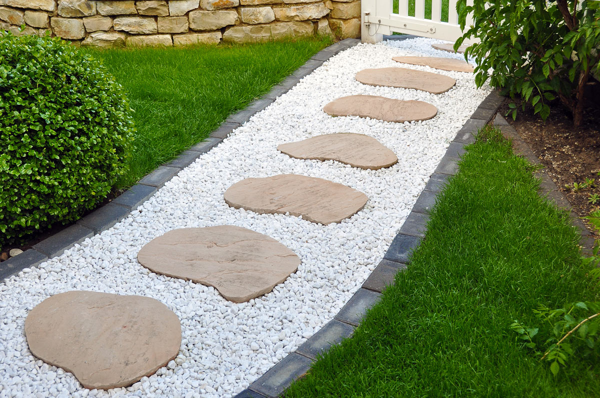 Des galets décoratifs blancs dans le jardin : des idées pour s'inspirer