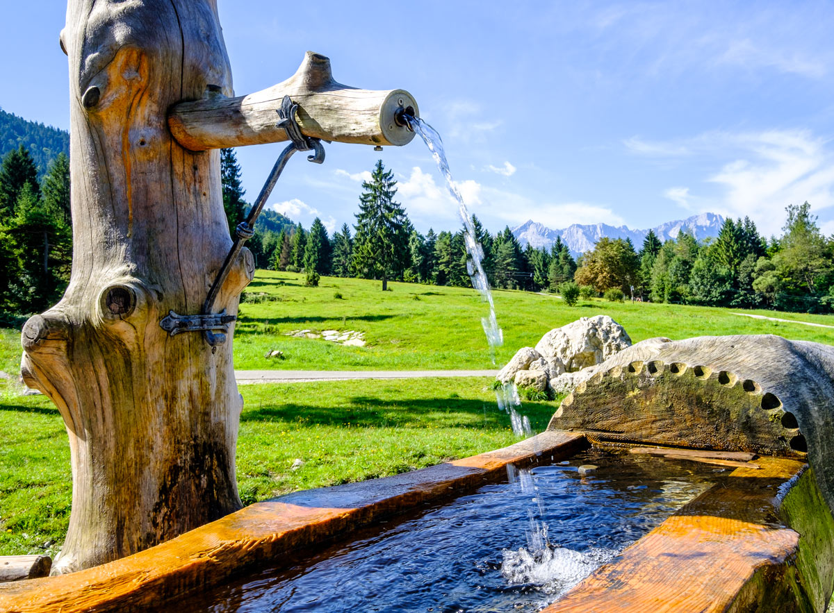 fontaine en bois DIY pour décorer le jardin