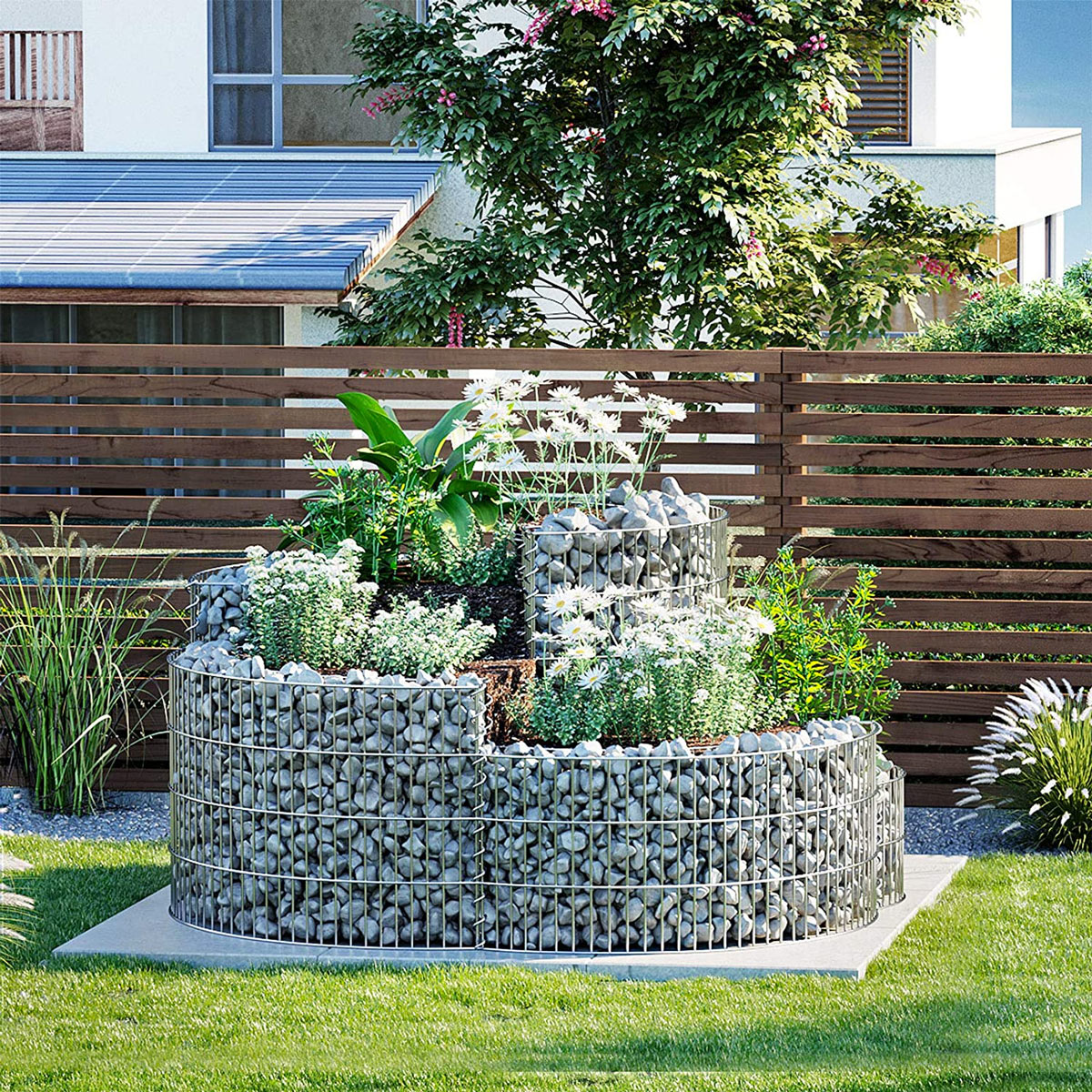 Déco jardin avec gabions métalliques et pierres.