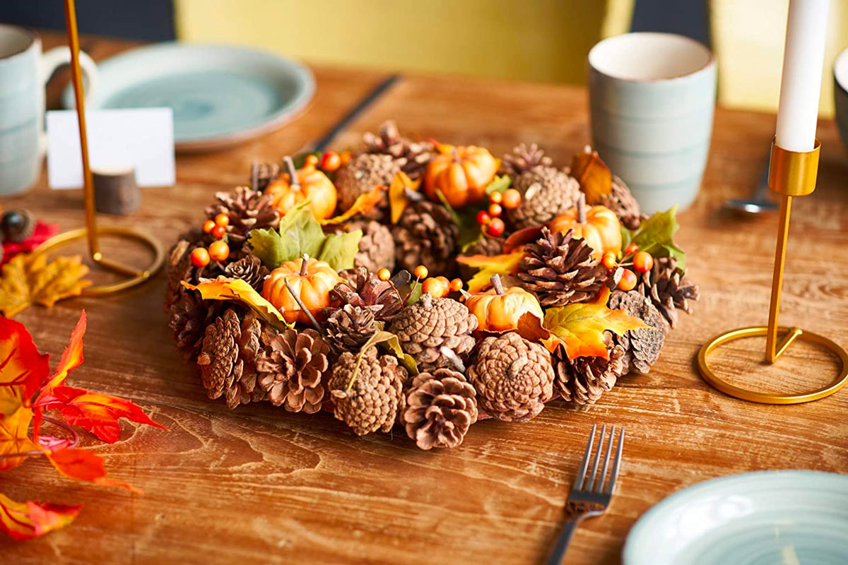 Centre de table avec des pommes de pin recyclées.