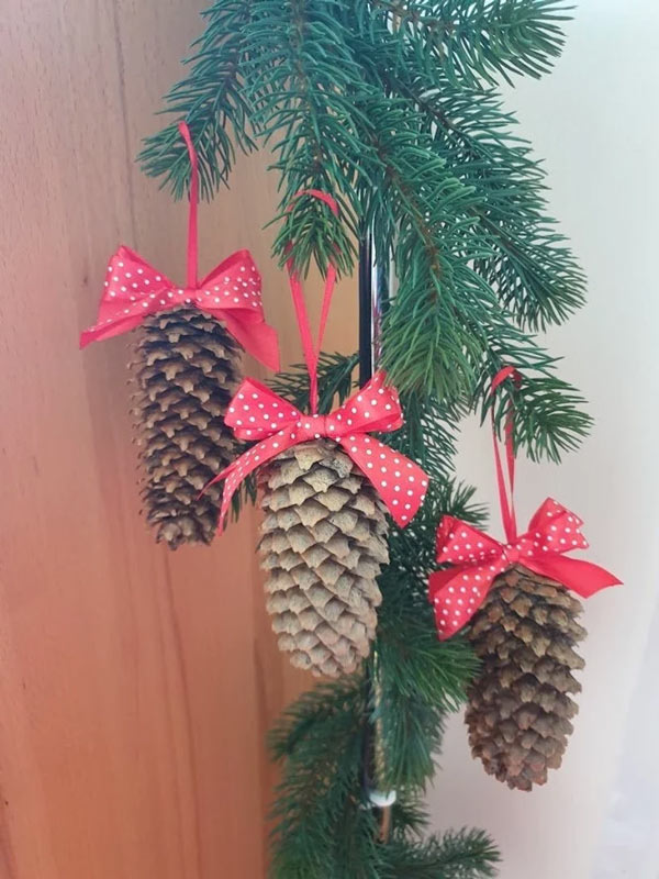 Pigne riciclate diventano decorazioni natalizie per l'albero.