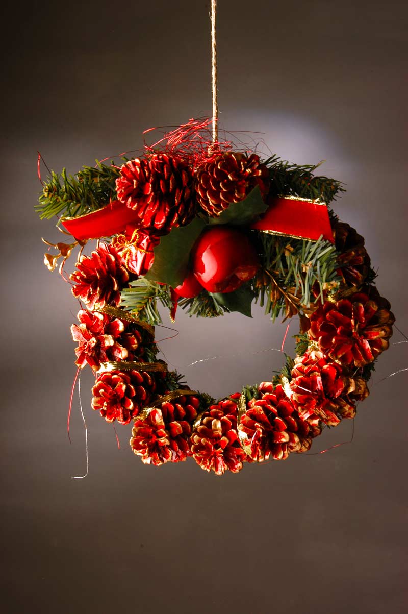 couronne de Noël en pommes de pin rouges