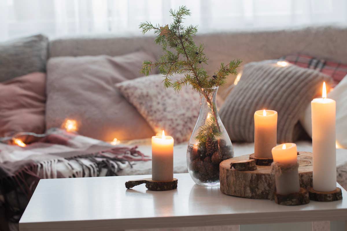 centre de table de Noël avec tronc et bougies