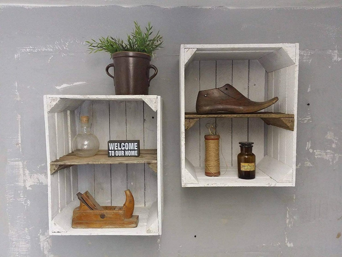 Deux étagères blanches DIY réalisées avec des caisses en bois.