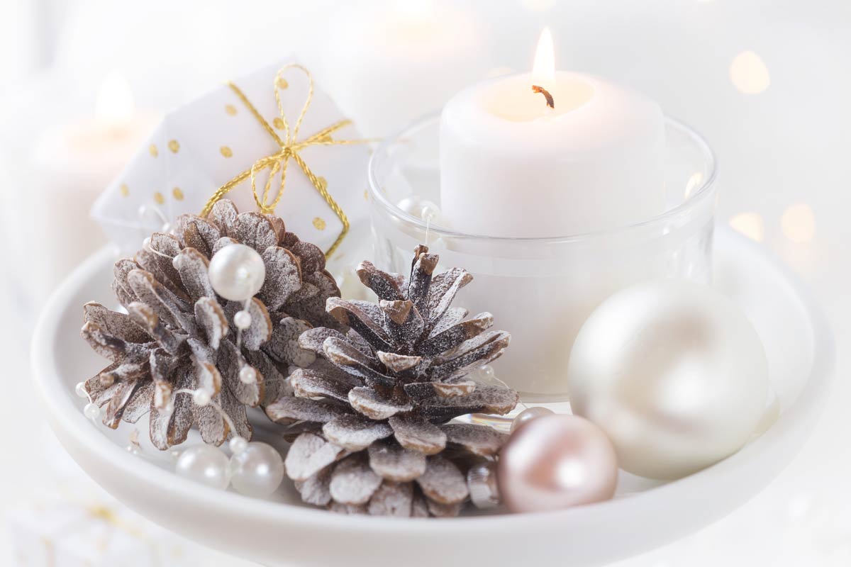 Centre de table DIY avec des pommes de pin pour la table de Noël.