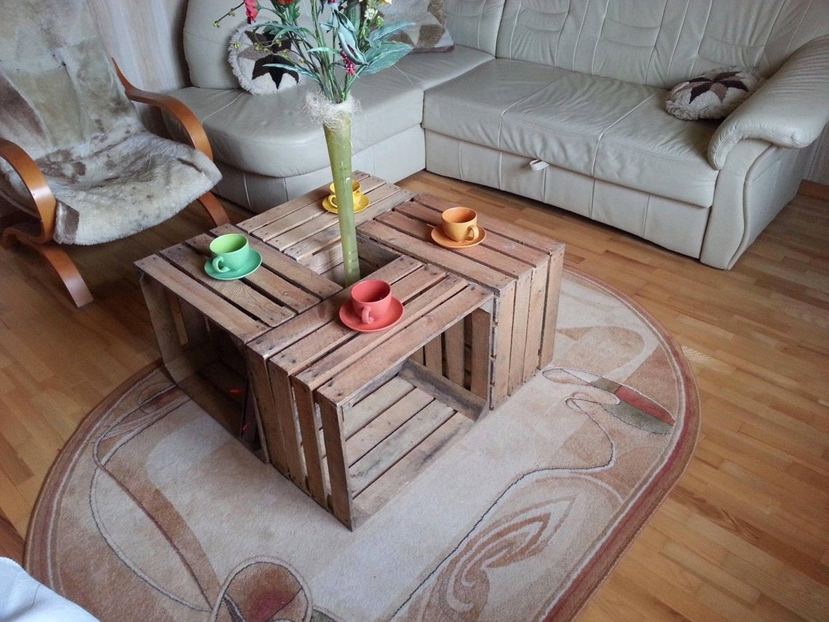 Table basse salon avec 4 caisses en bois.