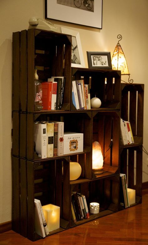 Libreria fai da te con materiali riciclati, cassette di legno.