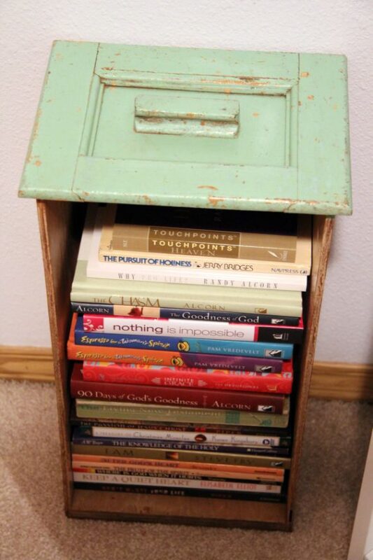 Libreria fai da te con un vecchio cassetto in legno.