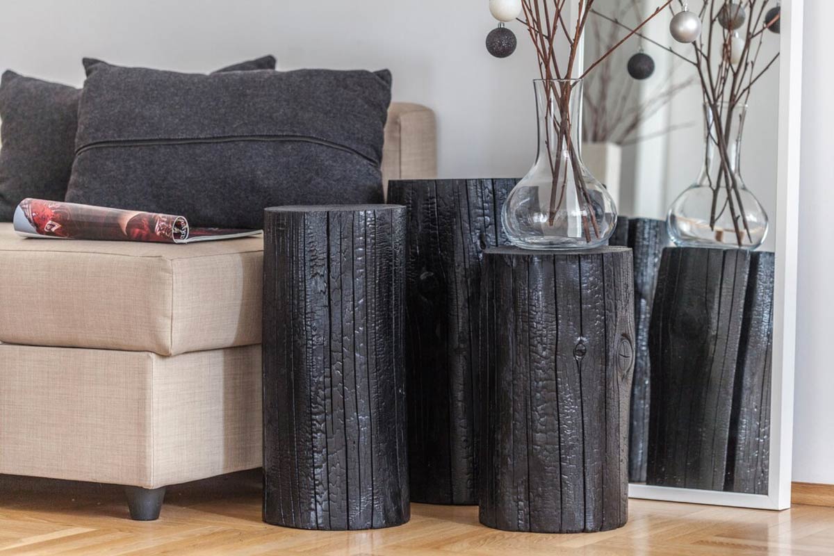 Recyclage créatif de rondins de bois comme tables basses design pour le salon.