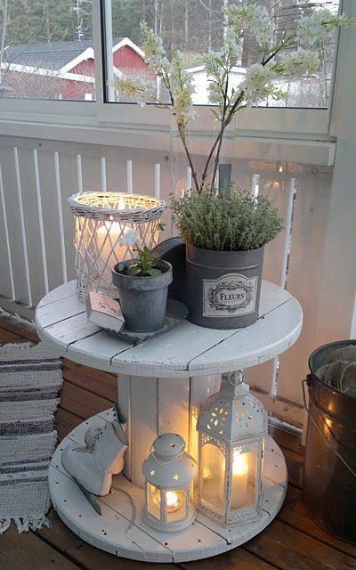 Recyclage de câbles électriques en bobine de bois en table basse shabby.