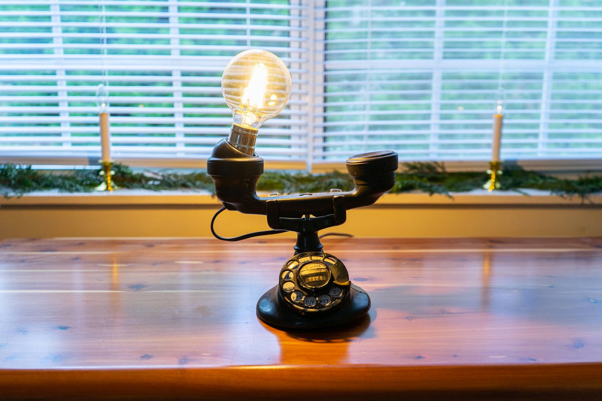 Lampes DIY originales avec recyclage créatif d'un vieux téléphone vintage.