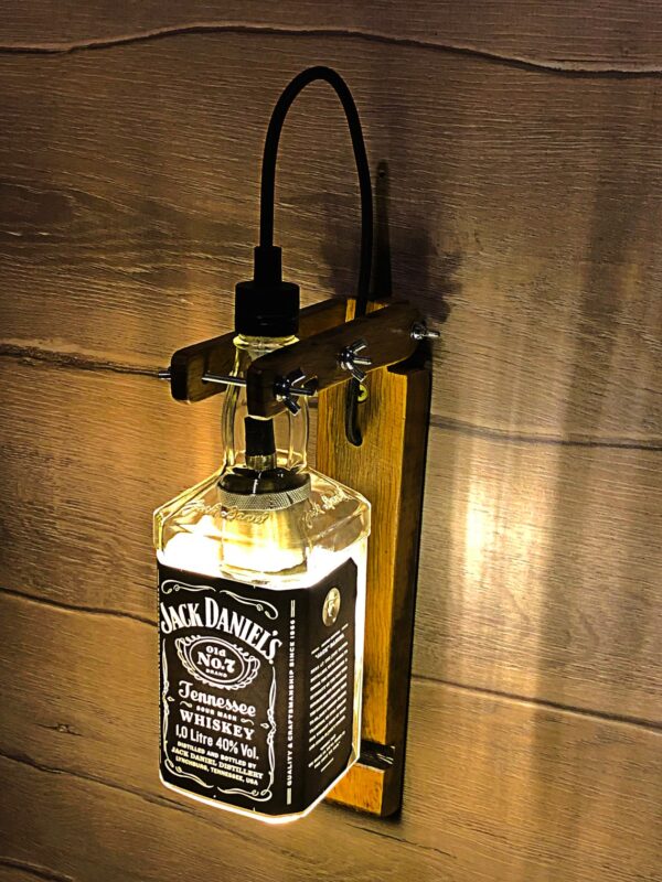 Lampe murale DIY avec une bouteille de whisky.