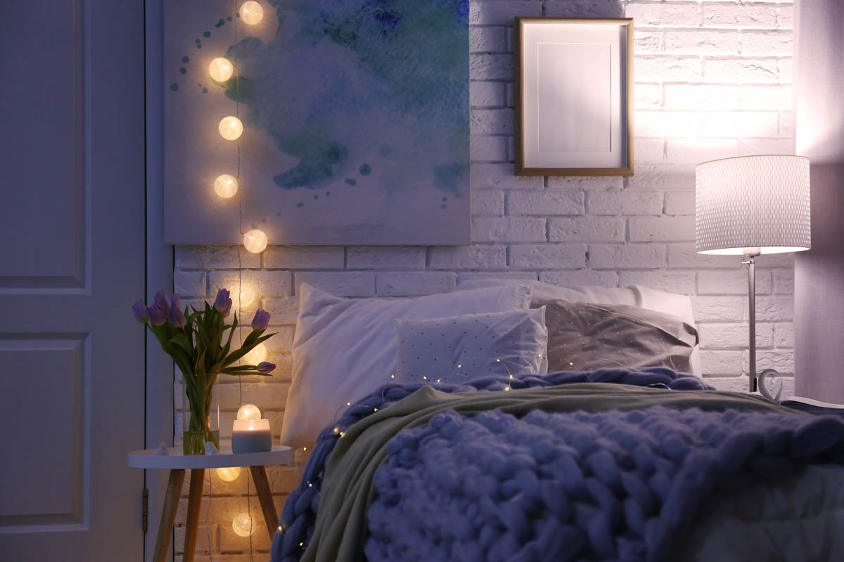 Chambre à coucher avec mur de briques blanches exposées.
