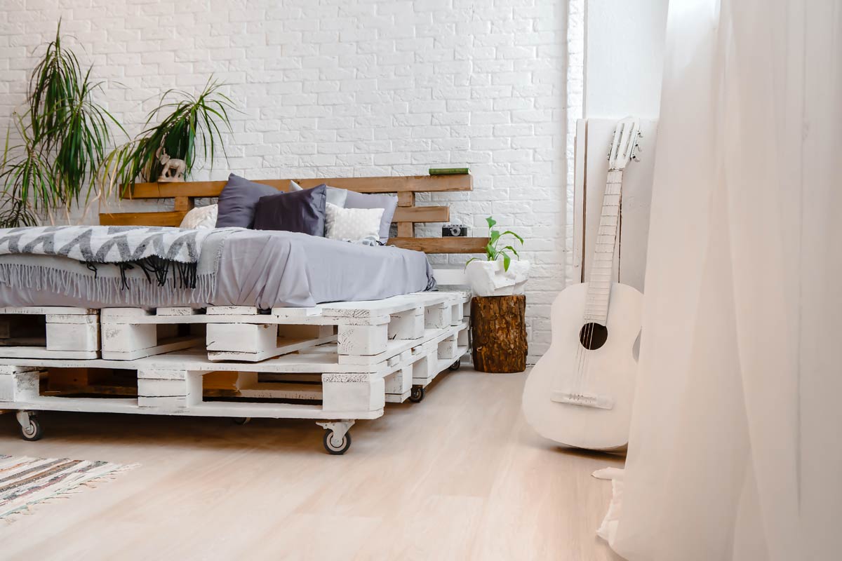 Lit et tête de lit DIY fabriqués à partir de palettes en bois.