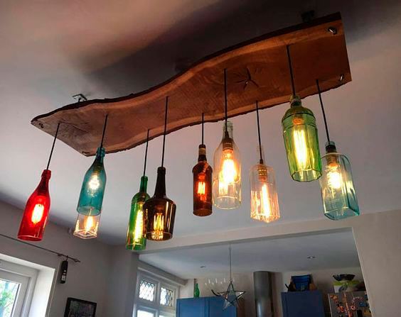 lustre DIY avec bouteilles en verre coloré