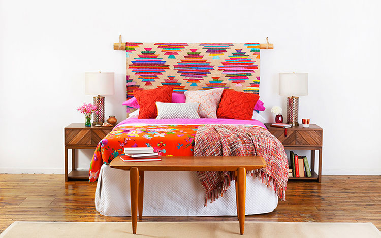 Tête de lit originale avec tapis.