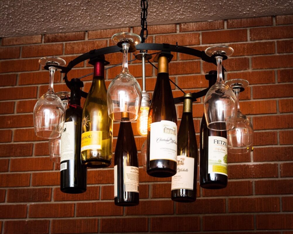 Réaliser des décorations uniques en recyclant des bouteilles de vin