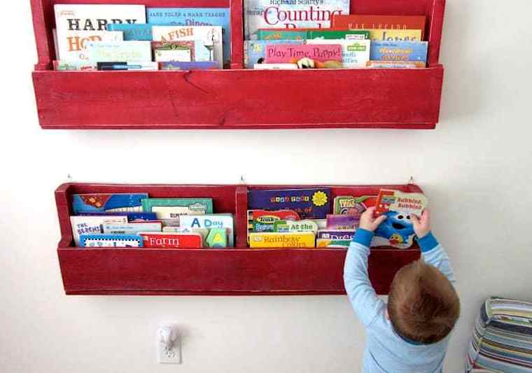 uno scaffale pallet colorato per uno spazio per bambini è idela per riporre libri e riviste
