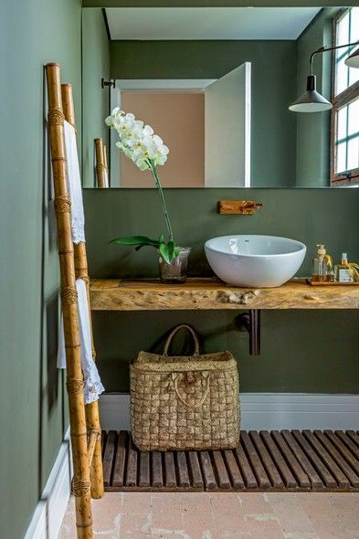 Decorare le pareti del bagno con il verde muschio.
