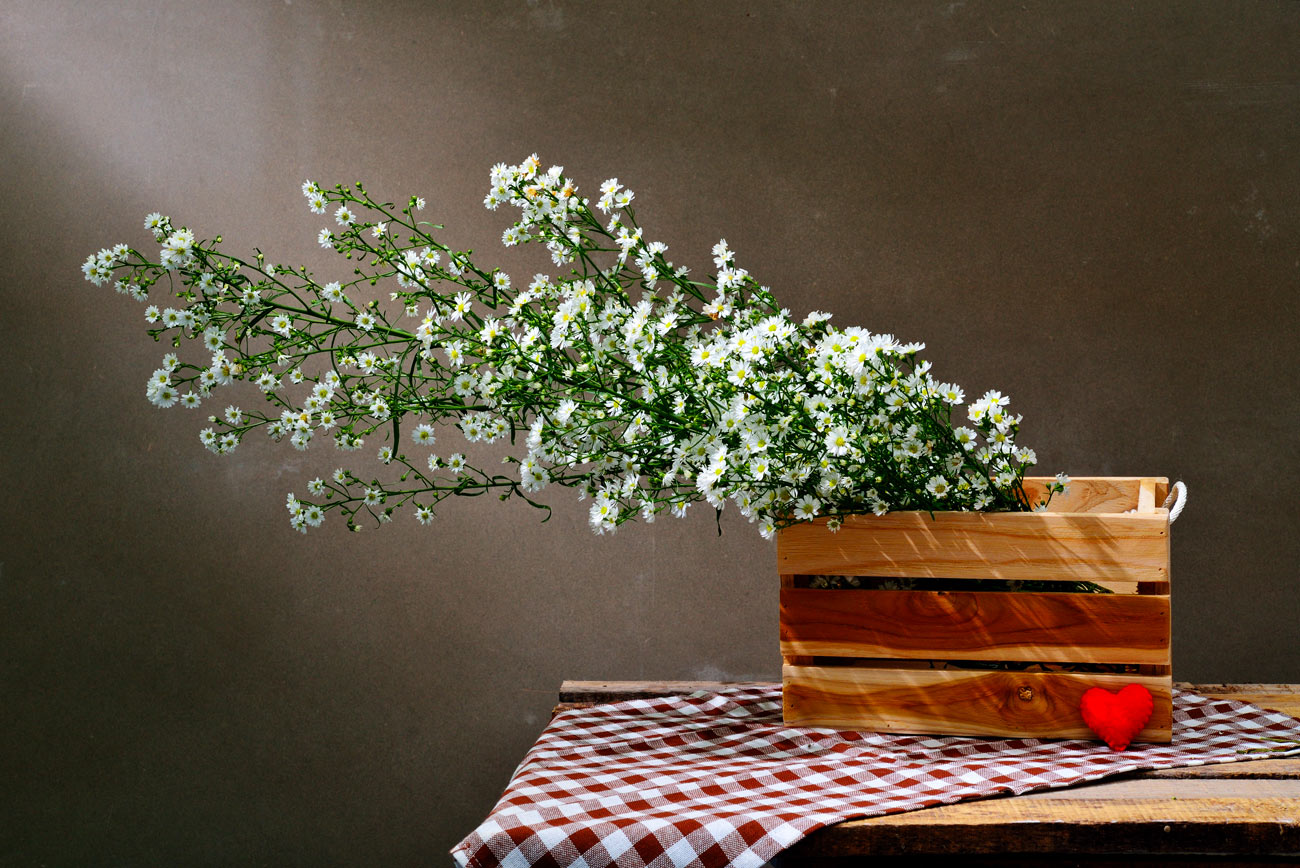 Centre de table bricolé avec des caisses en bois.