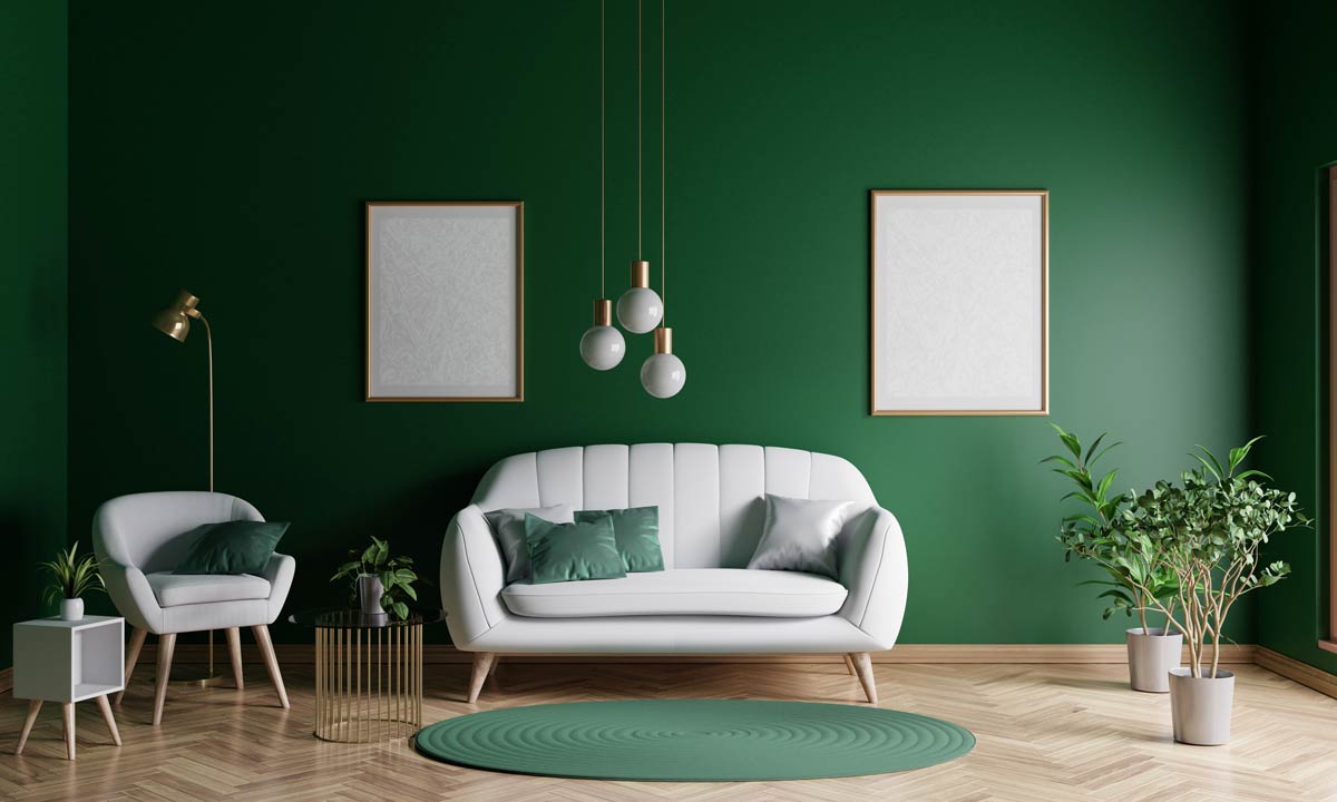 Mur vert et canapé gris clair dans un salon.