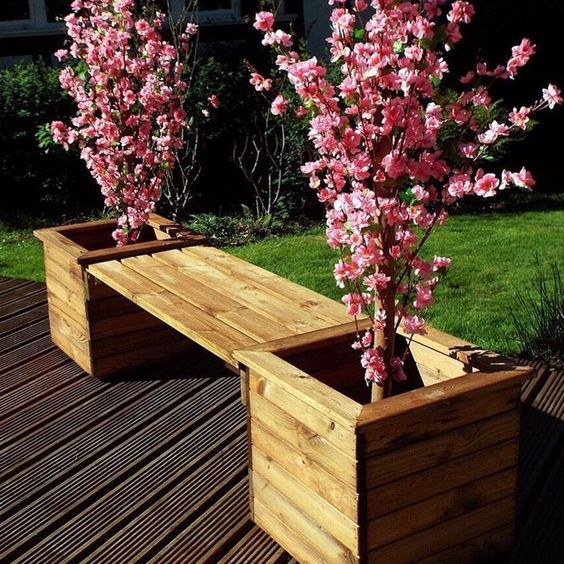 Panchine in legno fai da te con fioriere.