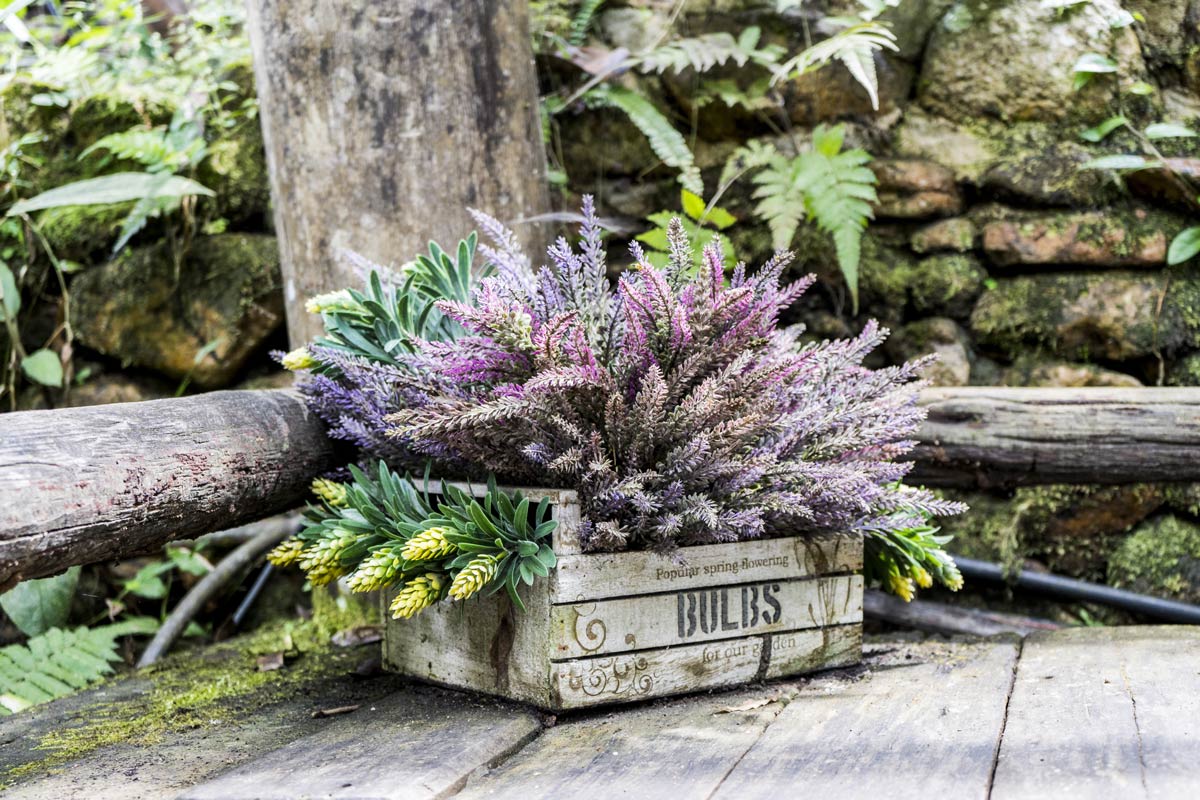 Boîtes à fleurs réalisées avec du recyclage créatif