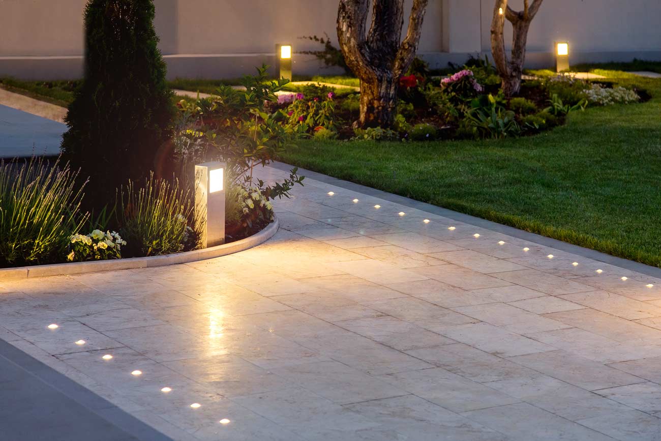 Éclairage des allées de jardin avec des spots à LED