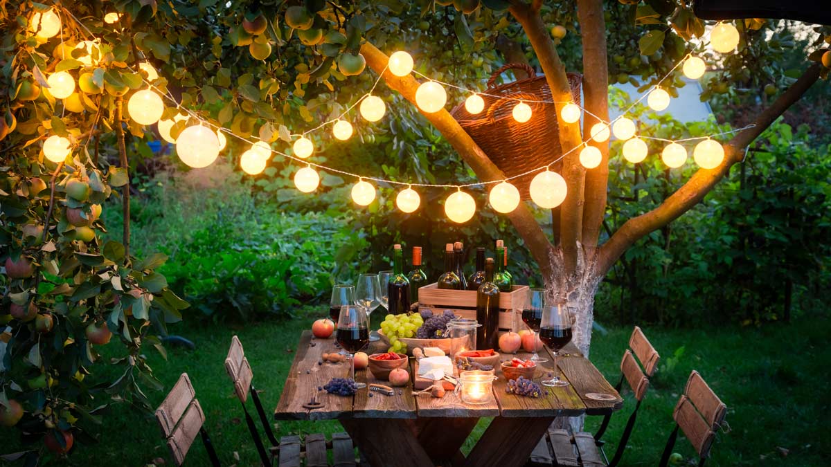 Illumination du coin repas dans le jardin.