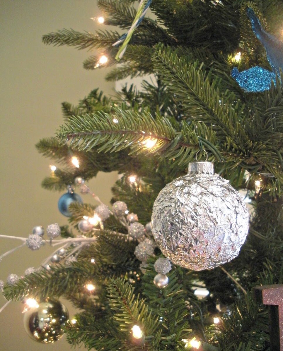 Boules de Noël DIY à partir de papier d'aluminium.