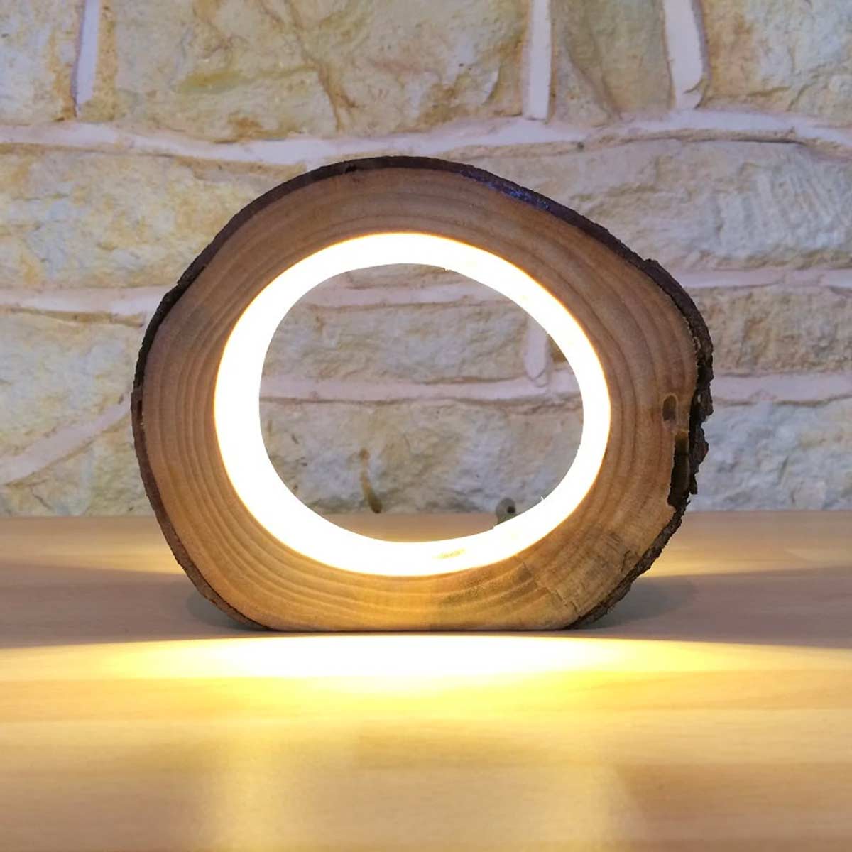 abat jour fai da te in legno con luci LED