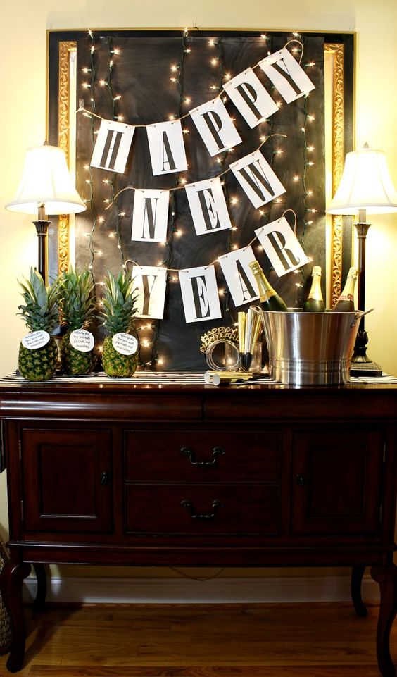 La table des toasts décorée pour le réveillon du Nouvel An à la maison.