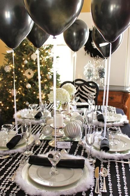  Table de réveillon du Nouvel An avec ballons noirs flottants